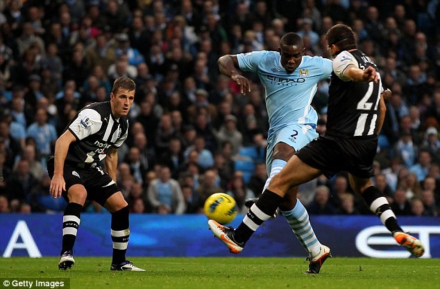 Vòng 12. City 3 Newcastle 1: Chuỗi bất bại của The Magpies ở đầu mùa đã bị phá bỏ.